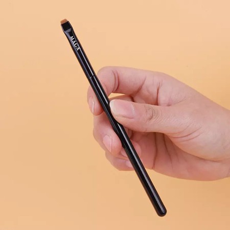 Cọ Phẩy Sợi Tém Mày Và Kẻ Mắt MAGA Brush Fine Angled Eyeliner MA104